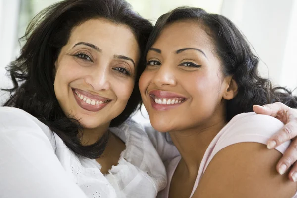A Middle Eastern woman with her daughter-in-law — Stock Photo, Image