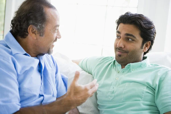 Een Midden Oosten Man Met Zijn Volwassen Zoon — Stockfoto