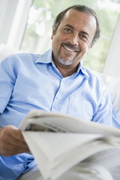 Ένας Άνθρωπος Μέσης Ανατολής Που Διαβάζει Εφημερίδα Στο Σπίτι — Φωτογραφία Αρχείου