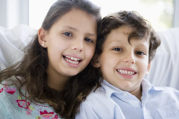 Retrato de duas crianças do Oriente Médio em casa — Fotografia de Stock
