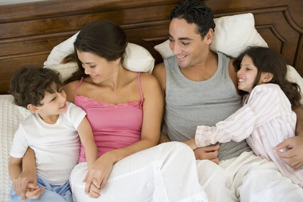 Een Midden-Oosten familie liggend op een bed — Stockfoto