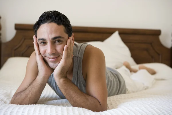 Bir Yatakta Yatarken Orta Doğu Erkek — Stok fotoğraf