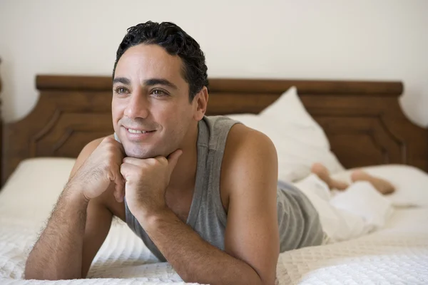 Bir yatakta yatarken Orta Doğu erkek — Stok fotoğraf