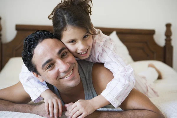 Um homem do Oriente Médio com sua filha — Fotografia de Stock