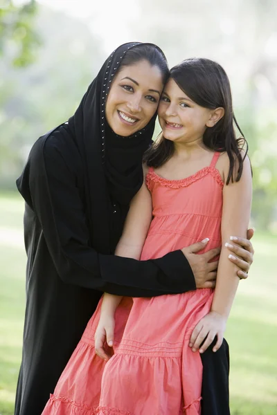 一个中东的女人和她的女儿坐在一个公园 — 图库照片