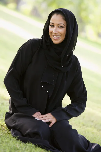 Bliskiego Wschodu Kobieta Siedzi Parku — Zdjęcie stockowe