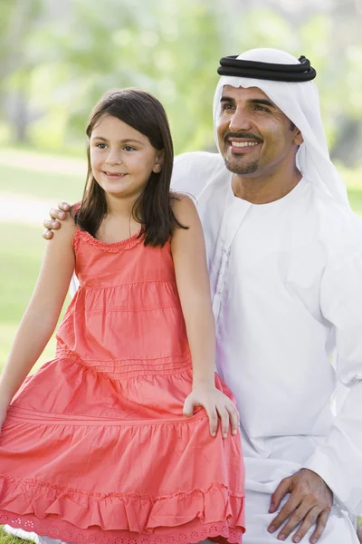 中東の男と彼の娘 公園に座っています — ストック写真
