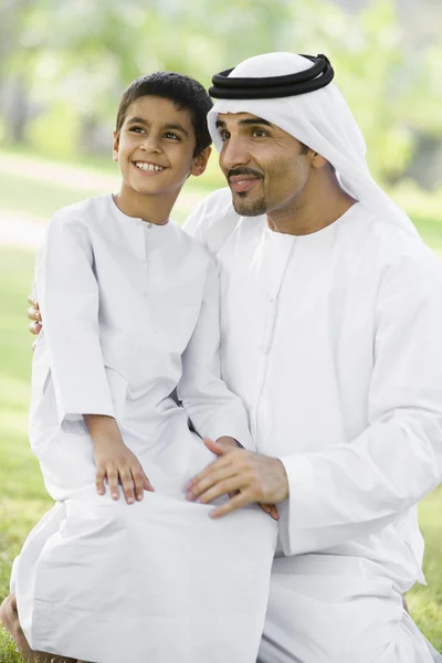 Ein Mann Aus Dem Nahen Osten Und Sein Sohn Sitzen — Stockfoto