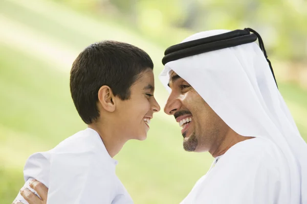 Een Midden-Oosten man en zijn zoon zit in een park — Stockfoto