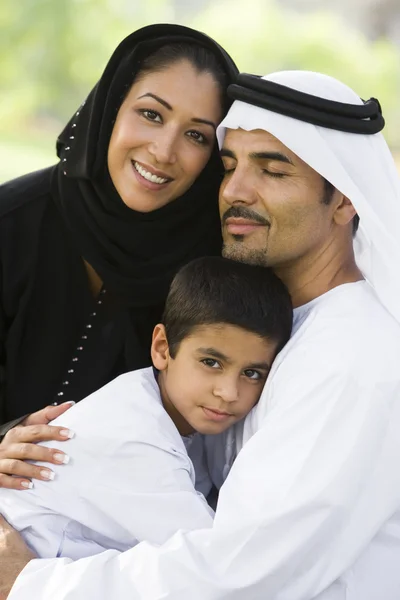 Ett Mellanöstern par och deras son som sitter i en park — Stockfoto