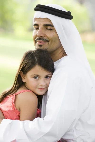 一个中东人和他的女儿坐在一个公园 — 图库照片