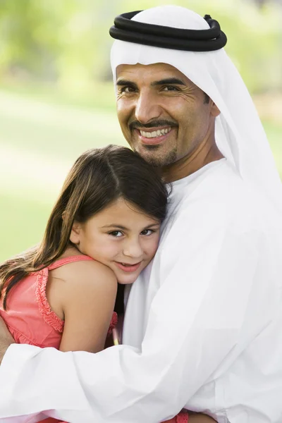 Ένας άνθρωπος της Μέσης Ανατολής και την κόρη του κάθεται σε ένα πάρκο — Φωτογραφία Αρχείου