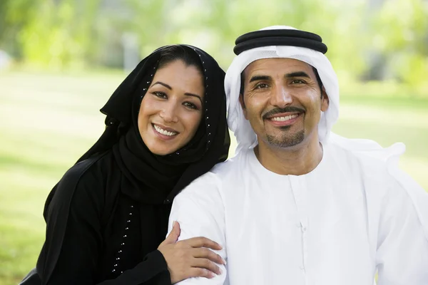 Um casal do Oriente Médio sentado em um parque — Fotografia de Stock