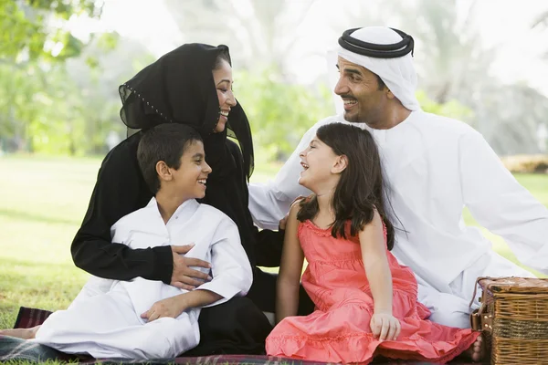 Mellanöstern Familj Som Sitter Park — Stockfoto