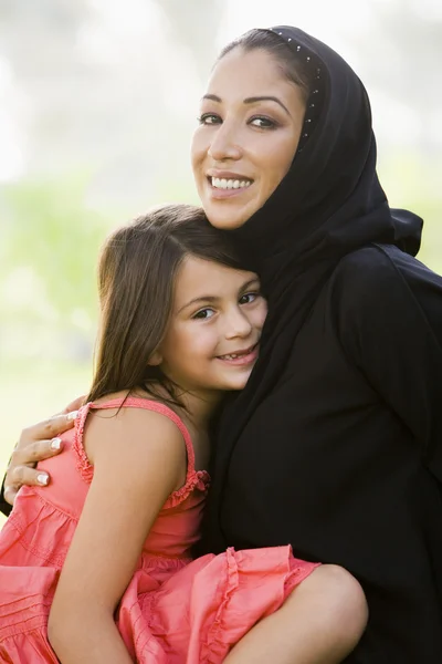Uma mulher do Oriente Médio e sua filha sentada em um parque — Fotografia de Stock