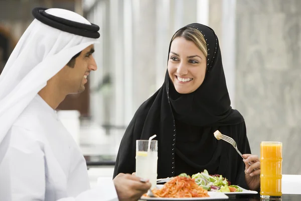 Ett Mellanöstern Par Njuter Måltid Restaurang — Stockfoto