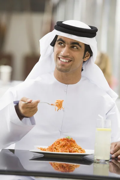 Άντρας Μέσης Ανατολής απολαμβάνοντας ένα γεύμα σε ένα εστιατόριο — Φωτογραφία Αρχείου