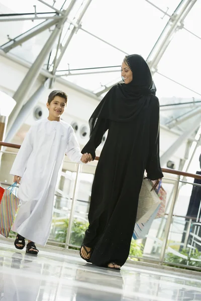 Una donna mediorientale e suo figlio in un centro commerciale — Foto Stock