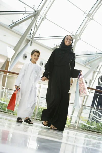 中東の女性とショッピング モールで彼女の息子 — ストック写真