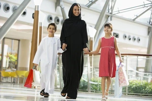 Ближневосточная Женщина Двумя Детьми Торговом Центре — стоковое фото