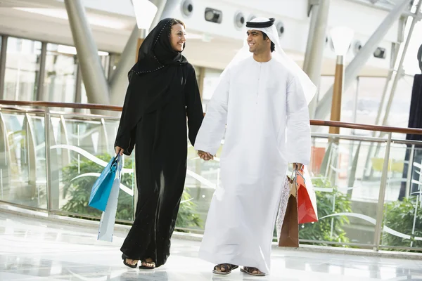 Middle Eastern Couple Shopping Mall — Stock Photo, Image