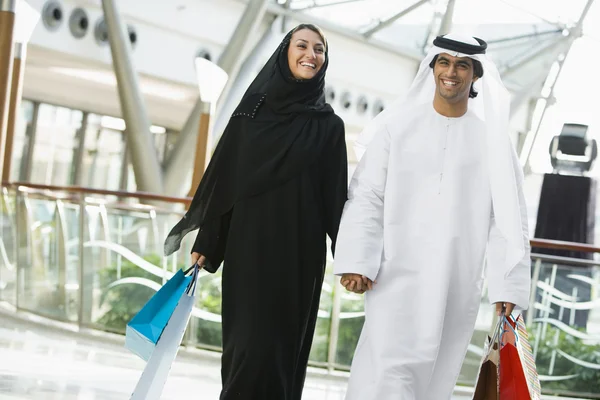 A Middle Eastern couple in a shopping mall — Stock Photo, Image
