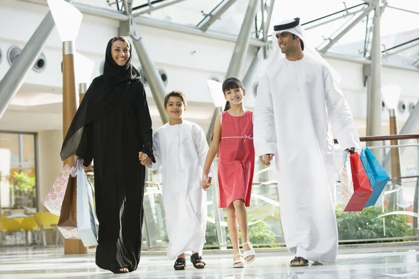 A Middle Eastern family in a shopping mall — Stock Photo, Image