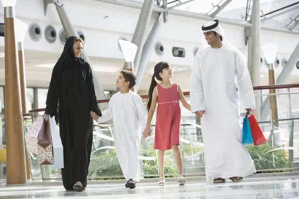 Middle Eastern Family Shopping Mall — Stock Photo, Image