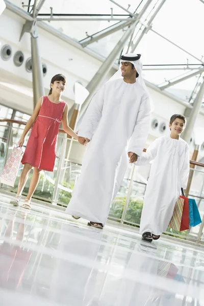 Homem Oriente Médio Com Duas Crianças Shopping — Fotografia de Stock