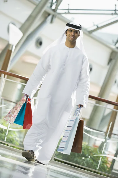 Středního východu muž v nákupním středisku — Stock fotografie