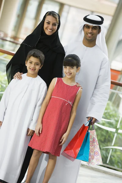 Middle Eastern Family Shopping Mall — Stock Photo, Image