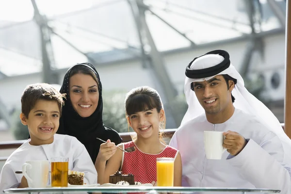 Uma Família Oriente Médio Desfrutando Uma Refeição Restaurante — Fotografia de Stock