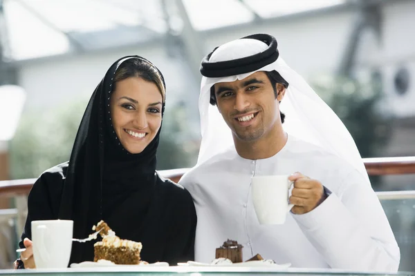 Ett Mellanöstern Par Njuter Måltid Restaurang — Stockfoto