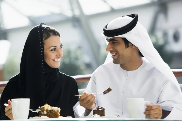Una coppia mediorientale che gusta un pasto in un ristorante — Foto Stock