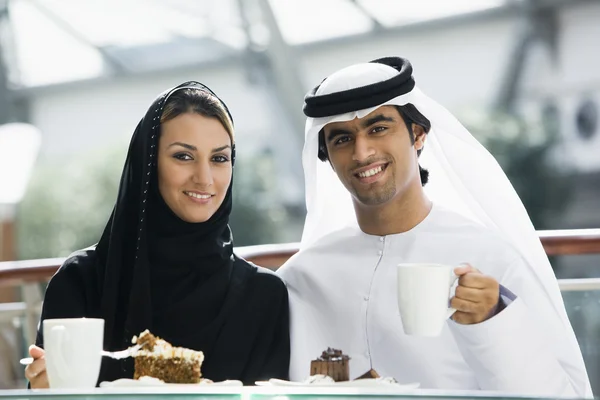 Casal Oriente Médio Desfrutando Uma Refeição Restaurante — Fotografia de Stock
