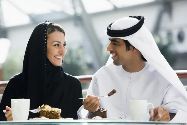 Um casal do Oriente Médio desfrutando de uma refeição em um restaurante — Fotografia de Stock