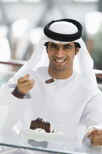 Um homem do Oriente Médio desfrutando de uma refeição em um restaurante — Fotografia de Stock