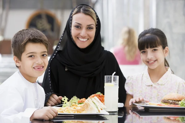 Eine Familie Aus Dem Nahen Osten Beim Essen Einem Restaurant — Stockfoto