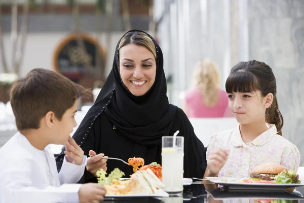 レストランで食事を楽しむ中東家族 — ストック写真