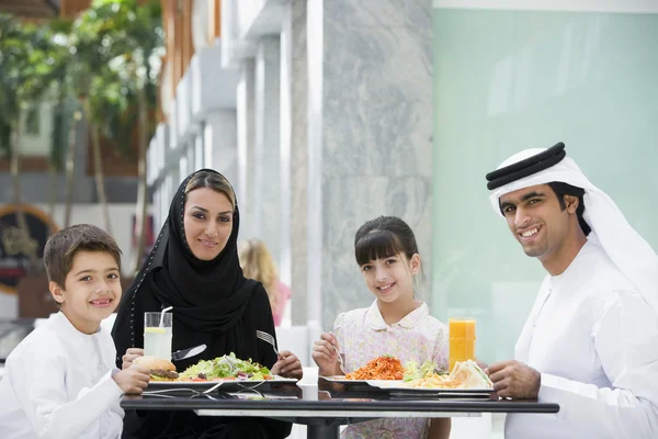 Middle Eastern Family Enjoying Meal Restaurant — Stock Photo, Image