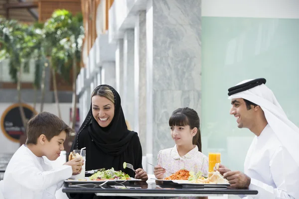Uma Família Oriente Médio Desfrutando Uma Refeição Restaurante — Fotografia de Stock