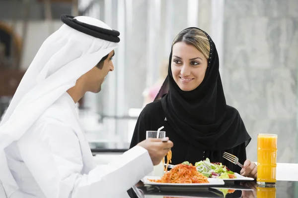 Pár Středního východu a dobré jídlo v restauraci — Stock fotografie