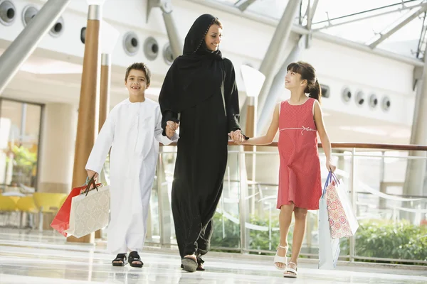 Une Femme Moyen Orient Avec Deux Enfants Dans Centre Commercial — Photo