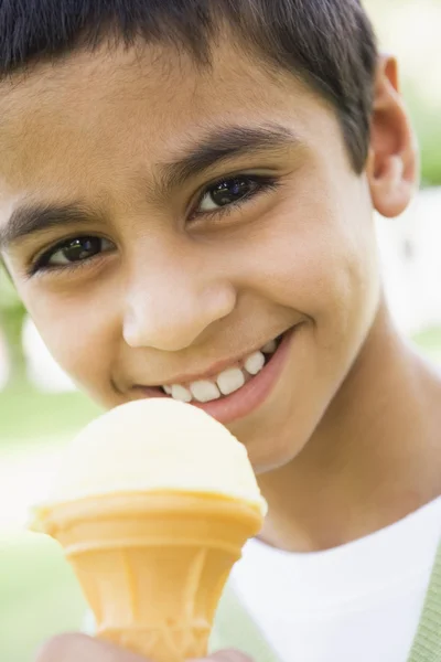バニラのアイス クリーム コーンを食べる若い男の子 — ストック写真