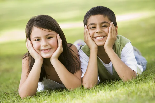 Two children relaxing in park — Stock Photo, Image