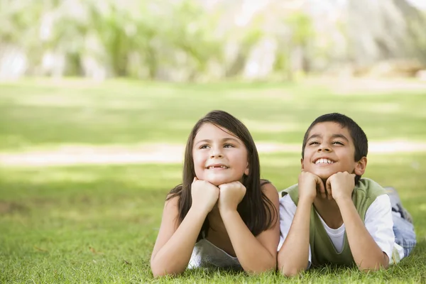 Zwei Kinder entspannen im Park — Stockfoto