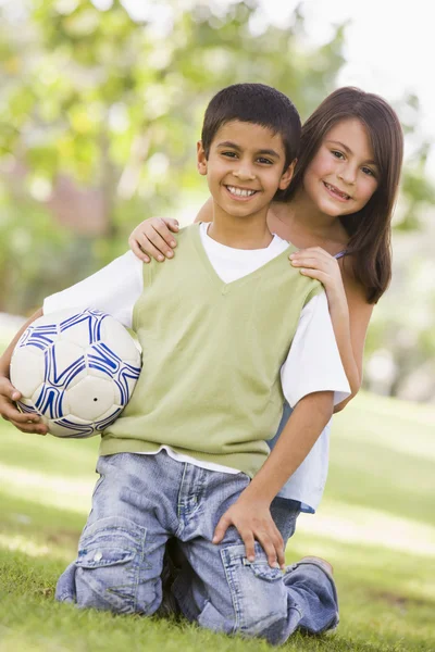 Barn Spelar Fotboll Parken Ser Till Kamera — Stockfoto