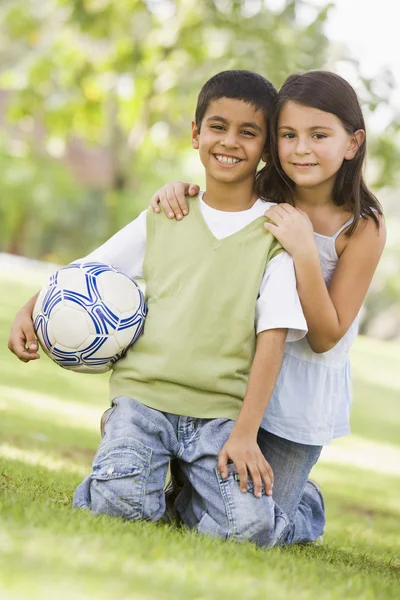 Dzieci grające w piłkę nożną w parku — Zdjęcie stockowe