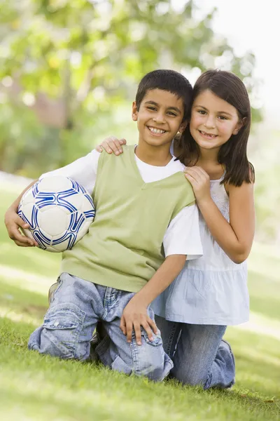 Två Barn Spelar Fotboll Parken Ser Till Kamera — Stockfoto