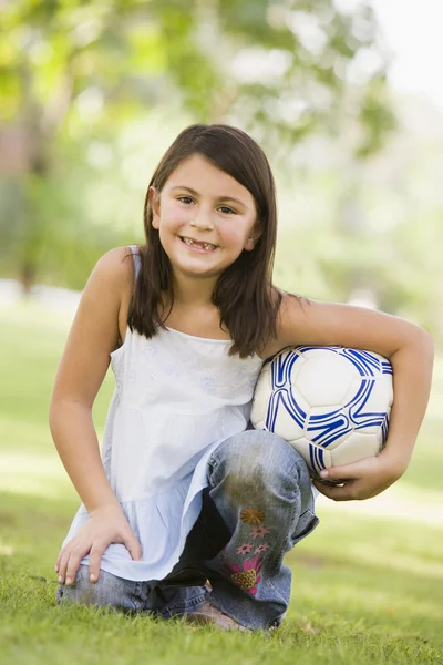 Κορίτσι Στο Πάρκο Κρατώντας Ποδόσφαιρο Ψάχνει Για Φωτογραφική Μηχανή — Φωτογραφία Αρχείου
